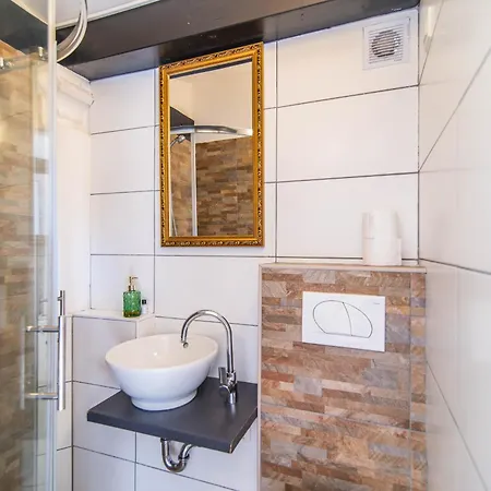 Giovanna Boutique & Pool Gæstehus *